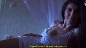 Uyuyan Üvey Annesini Yatakta Sikiyor Türkçe Altyazılı HD Porno izle