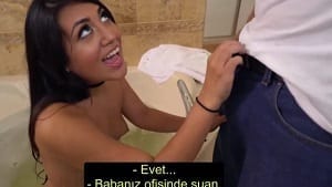 Eve Gelen Tesisatçıya Banyoda Amını Götünü Siktiriyor | Türkçe Altyazılı Porno
